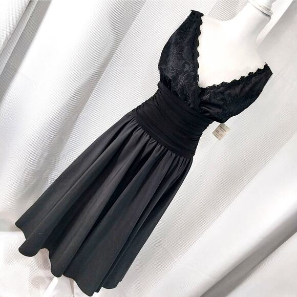 NWT! JESSICA HOWARD! LUXE BLACK LACE BODICE, FULL SKIRT MAXI DRESS! SZ 10 - Picture 9 of 9